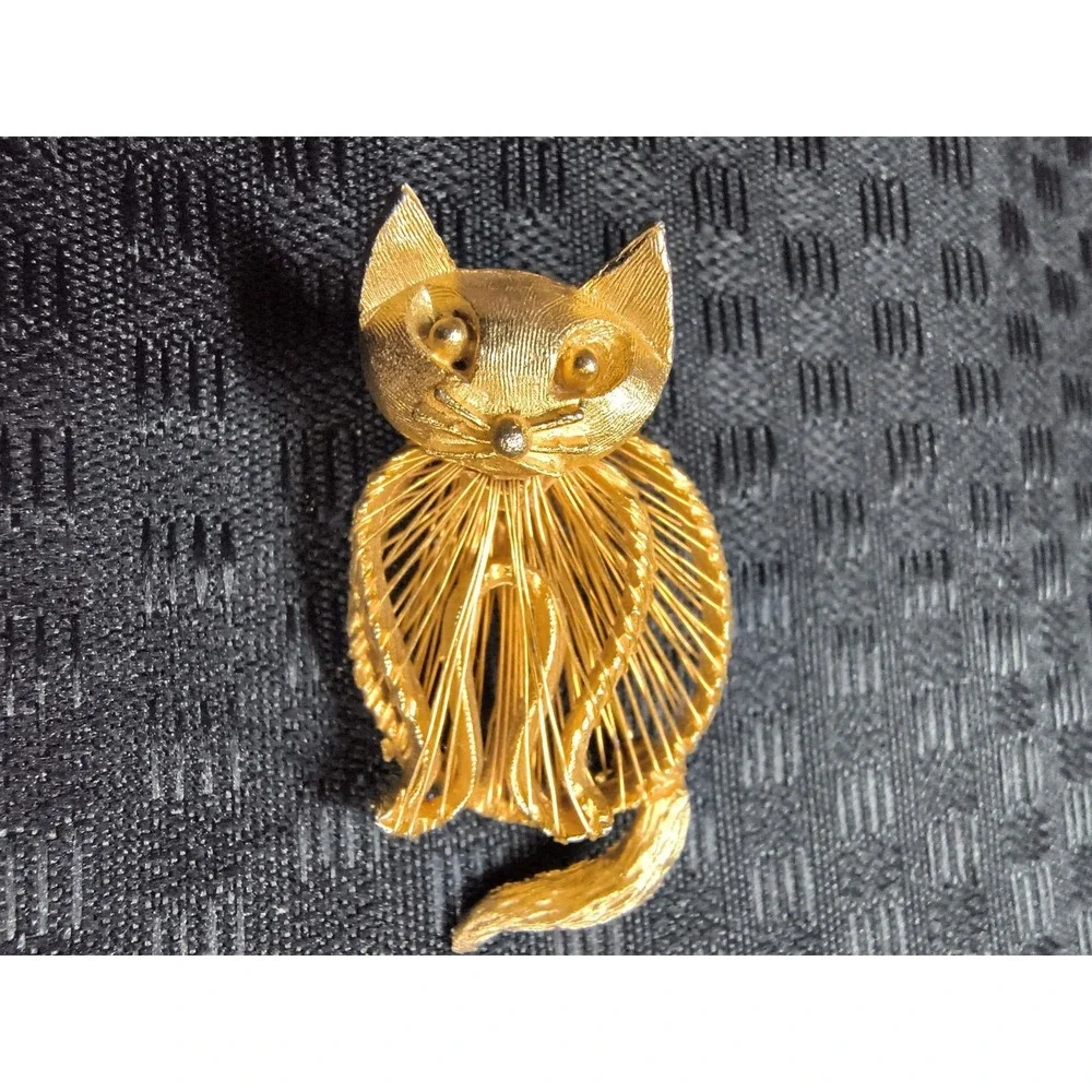 Retro Vintage Gold Tone Spaghetti Wrapped Wire Kitty Cat Brooch Lapel Pin Monet?